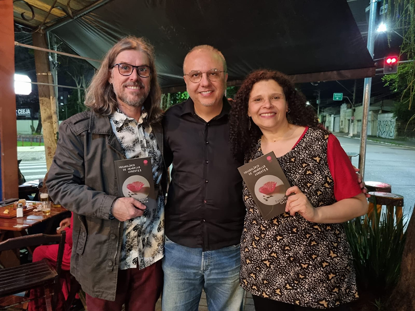 Livro de contos publicado pela Editora Sinete, 2023.